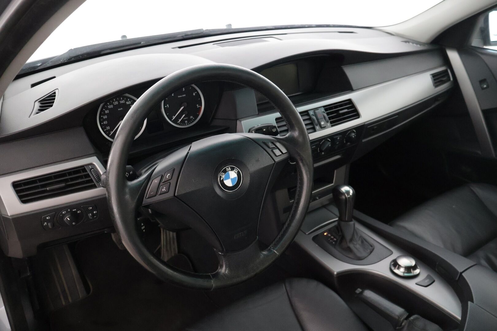 BMW 525 2006 525d Farmari (AC) 4ov 2490cm3 * Mustat Nahat / Sähkösäätöiset etuistuimet / Vakkari / Ilmastointi / Bluetooth * - * M57 ikiliikkuja koneella / Hyvin huollettu / Siistikuntoinen / 2x hyvät renkaat ja Bmw aluvanteilla *