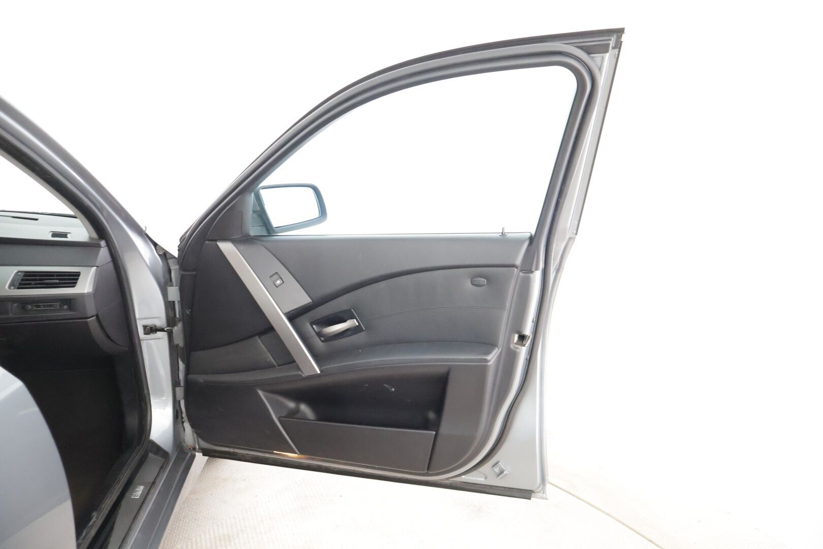 BMW 525 2006 525d Farmari (AC) 4ov 2490cm3 * Mustat Nahat / Sähkösäätöiset etuistuimet / Vakkari / Ilmastointi / Bluetooth * - * M57 ikiliikkuja koneella / Hyvin huollettu / Siistikuntoinen / 2x hyvät renkaat ja Bmw aluvanteilla *