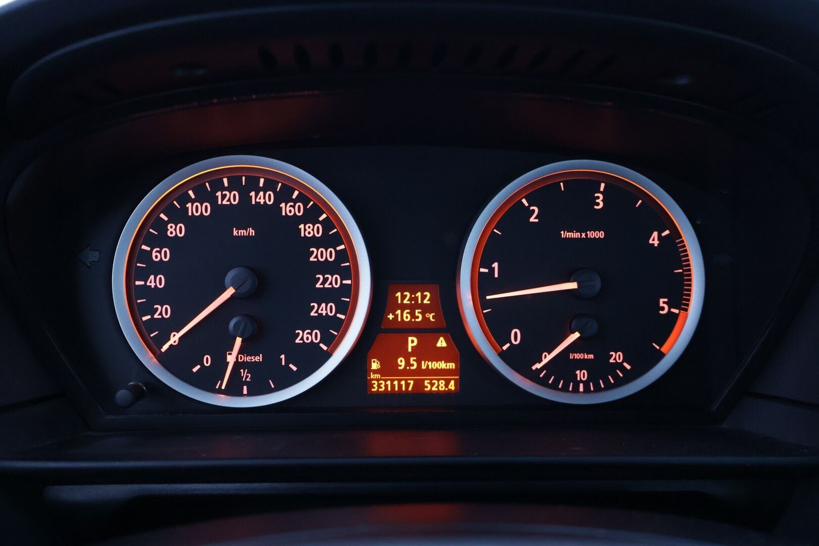 BMW 525 2006 525d Farmari (AC) 4ov 2490cm3 * Mustat Nahat / Sähkösäätöiset etuistuimet / Vakkari / Ilmastointi / Bluetooth * - * M57 ikiliikkuja koneella / Hyvin huollettu / Siistikuntoinen / 2x hyvät renkaat ja Bmw aluvanteilla *