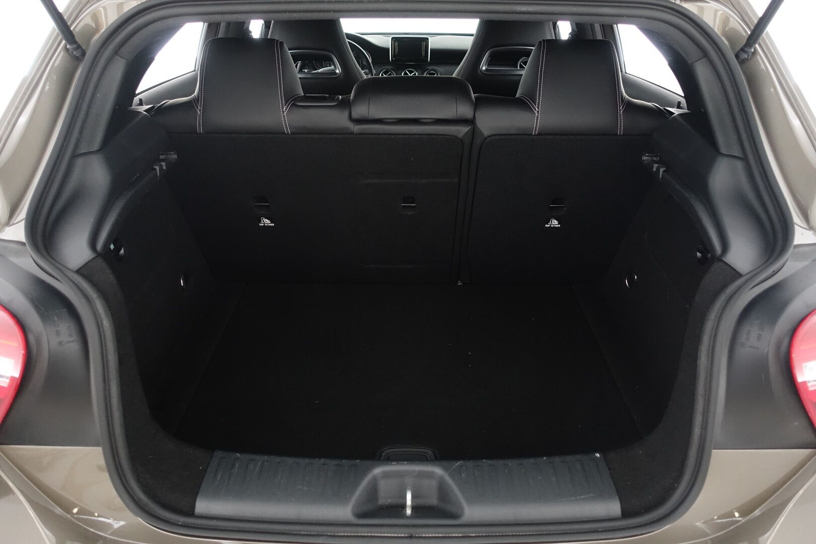 Mercedes-Benz A 2013 MERCEDES-BENZ 180 BE A - | Suomi auto | Vakkari | Puolinahat | Kahdet renkaat vanteilla | Huoltokirja | Bluetooth | Metalliväri | 