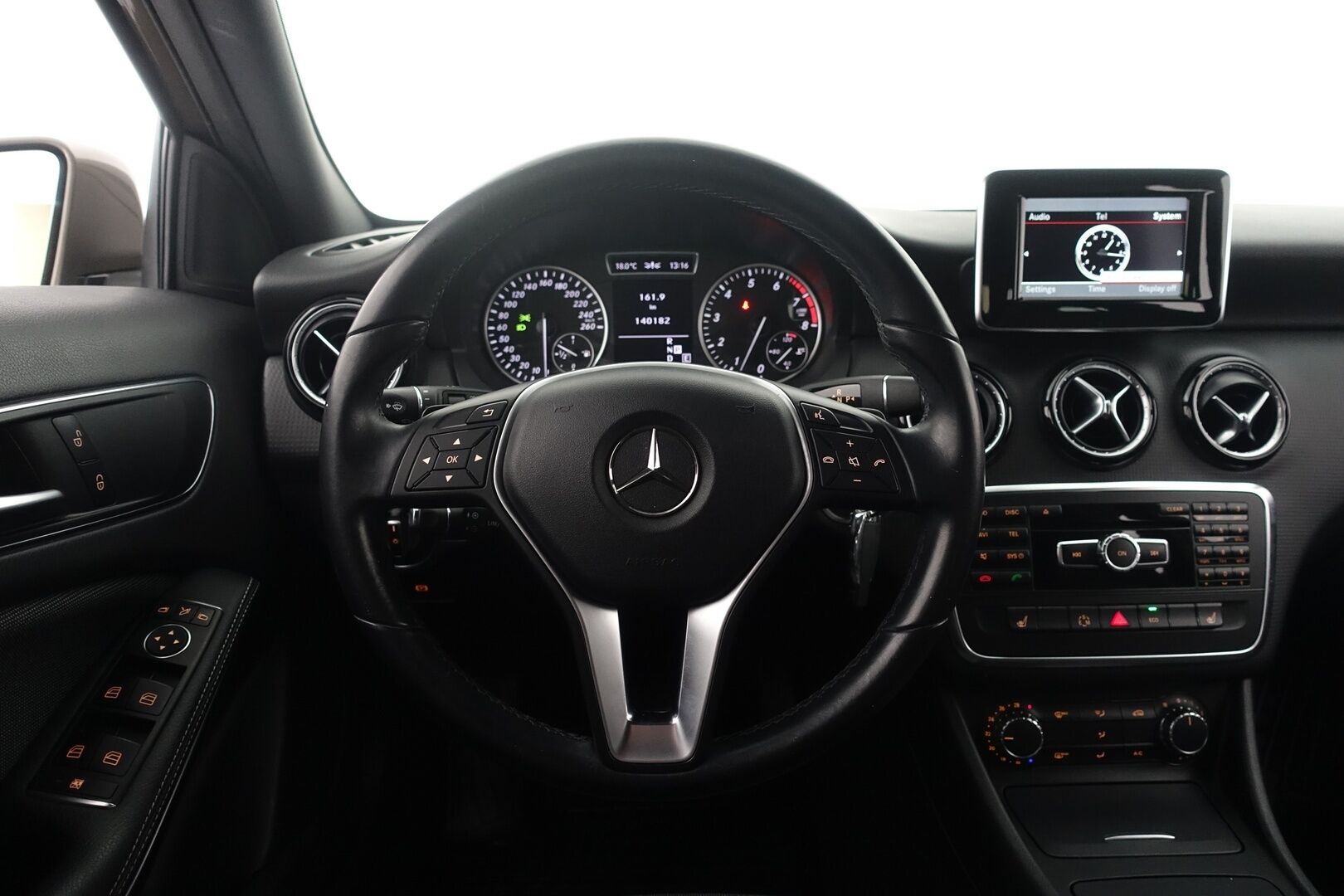 Mercedes-Benz A 2013 MERCEDES-BENZ 180 BE A - | Suomi auto | Vakkari | Puolinahat | Kahdet renkaat vanteilla | Huoltokirja | Bluetooth | Metalliväri | 