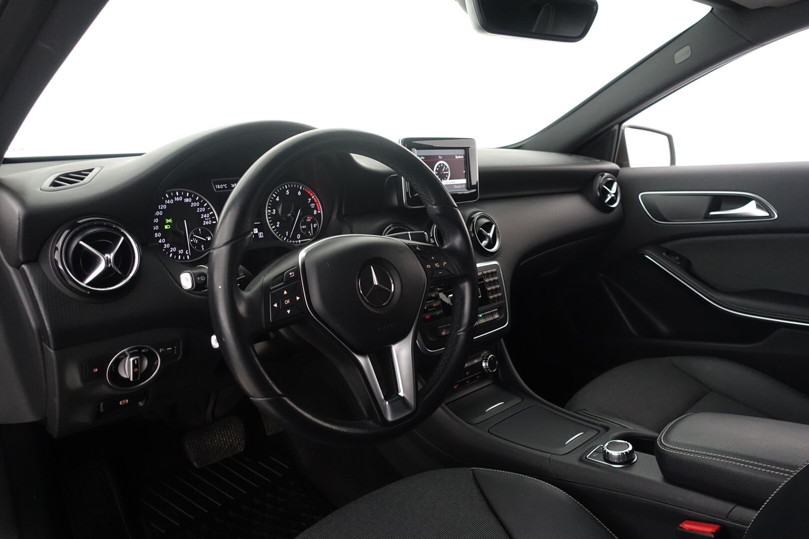 Mercedes-Benz A 2013 MERCEDES-BENZ 180 BE A - | Suomi auto | Vakkari | Puolinahat | Kahdet renkaat vanteilla | Huoltokirja | Bluetooth | Metalliväri | 
