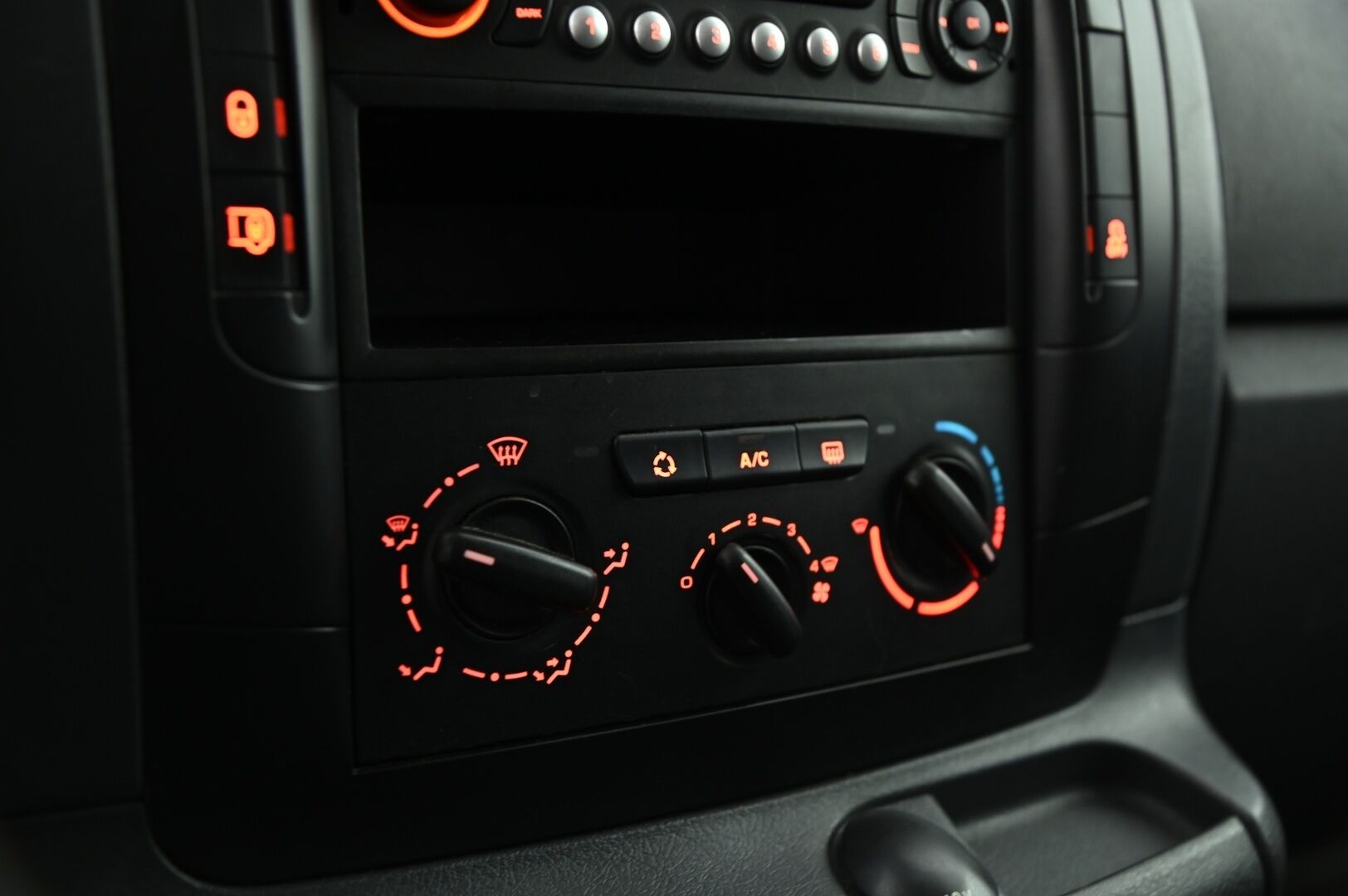 Peugeot Expert 2014 L2H1 1,6 HDi 90 FAP  *Suomi-auto / Vetokoukku / Lohkolämmitin / Juuri katsastettu / Kahdet renkaat - Pitkä malli taloudellisella ja kestävällä moottorilla! Uudet kesärenkaat!