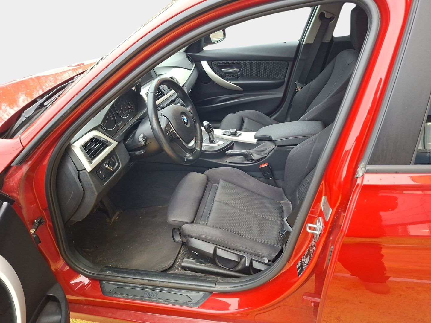 BMW 320 2014 F30 Sedan 320d A Business * Vakkari / Bluetooth /  Tutka taakse / Penkinlämmittimet / 2 x renkaat ja vanteet* - * Hyvin pidetty ja juuri leimattu 320d seuraavalle! Kaksilla asiallisilla renkailla ja vanteilla *
