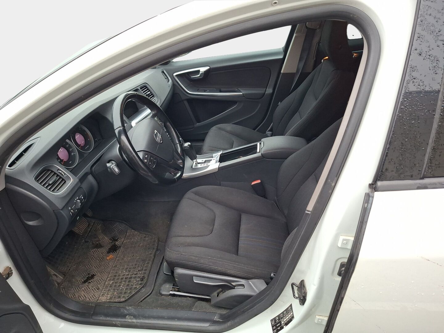 Volvo V60 2011 D3 Kinetic aut S/S * Vakkari / Webasto / Koukku / Bluetooth / Tutka taakse /  Penkinlämmittimet / Hyvä huoltohistoria! * - *Yhdellä omistajalla ollut viimeiset 10v! Hyvällä pidolla ollut ja hyvin huollettu yksilö kaksilla asiallisilla vanteilla ja renkailla * - Osta nyt, maksa vasta ensi vuonna