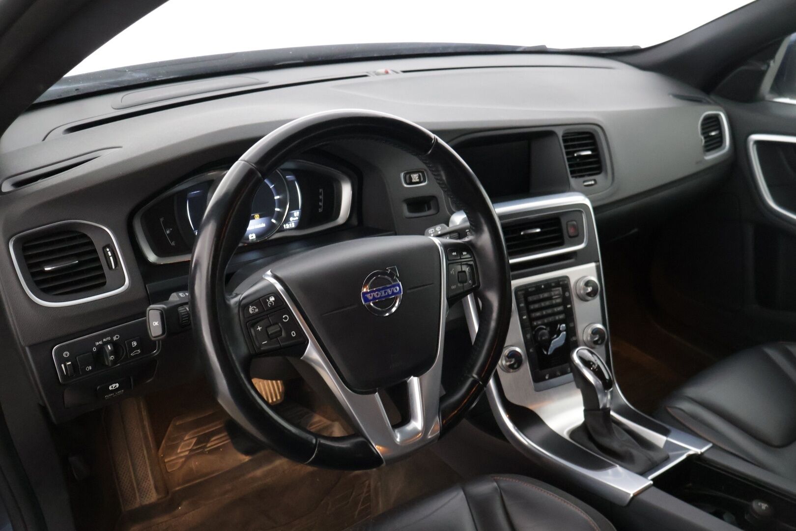 Volvo V60 2015 D4 Ocean Race Business aut * Vakkari / Navi / P-Lämmitin / Blis / Kaistavahti * - * Siisti / Kahdet renkaat Volvon alumiinivanteilla / Suomi-auto *