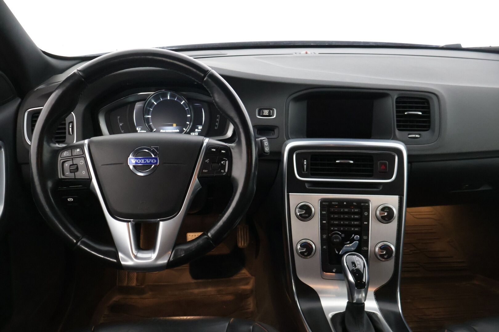 Volvo V60 2015 D4 Ocean Race Business aut * Vakkari / Navi / P-Lämmitin / Blis / Kaistavahti * - * Siisti / Kahdet renkaat Volvon alumiinivanteilla / Suomi-auto *