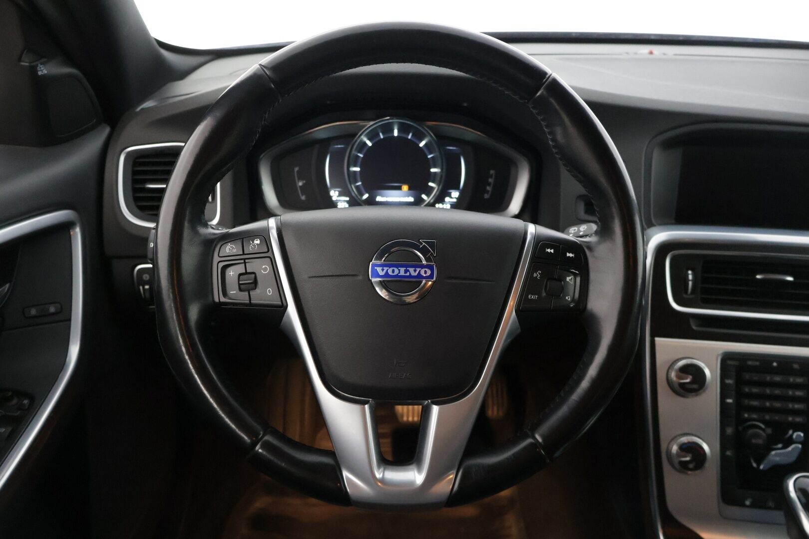 Volvo V60 2015 D4 Ocean Race Business aut * Vakkari / Navi / P-Lämmitin / Blis / Kaistavahti * - * Siisti / Kahdet renkaat Volvon alumiinivanteilla / Suomi-auto *