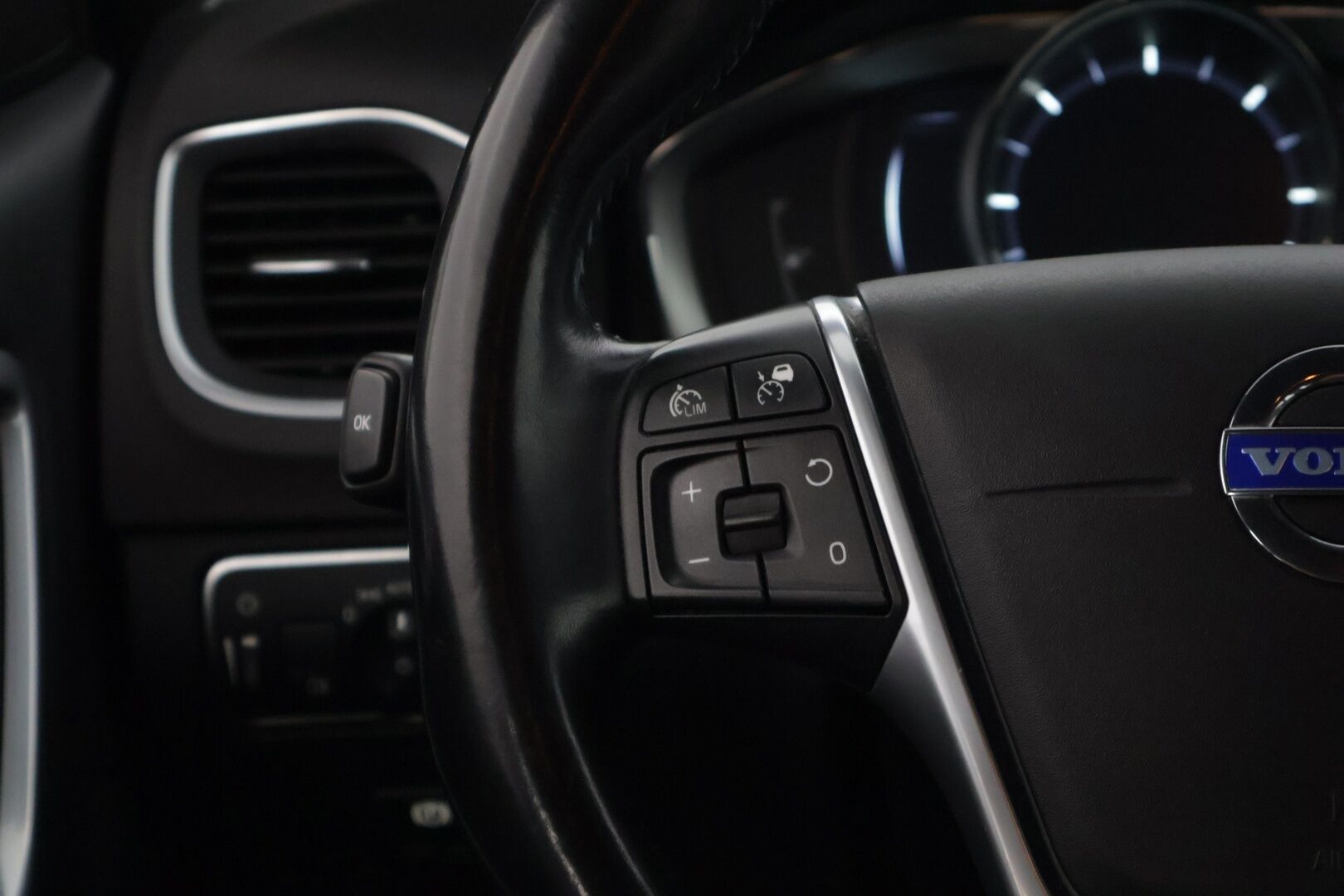 Volvo V60 2015 D4 Ocean Race Business aut * Vakkari / Navi / P-Lämmitin / Blis / Kaistavahti * - * Siisti / Kahdet renkaat Volvon alumiinivanteilla / Suomi-auto *