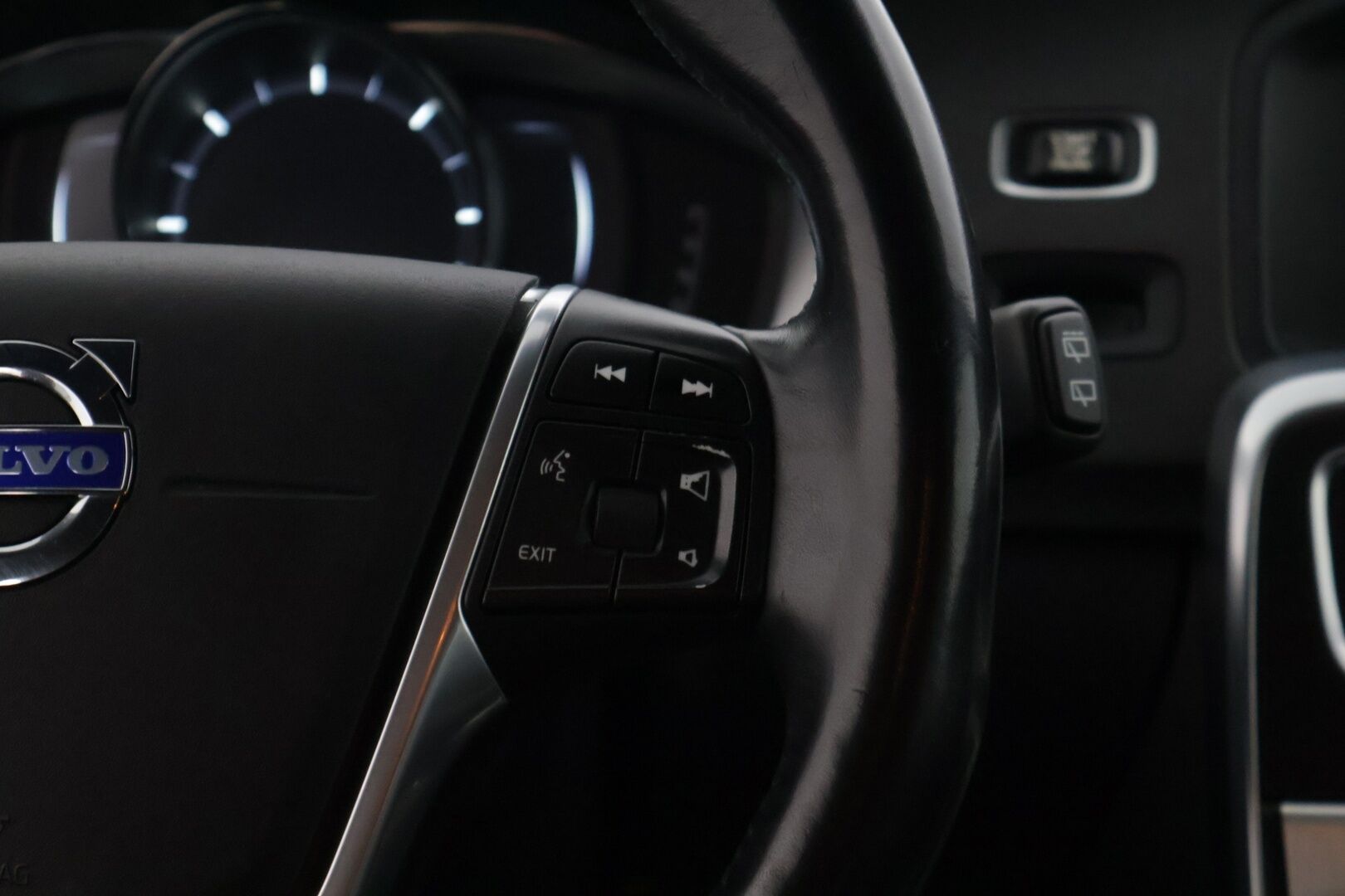 Volvo V60 2015 D4 Ocean Race Business aut * Vakkari / Navi / P-Lämmitin / Blis / Kaistavahti * - * Siisti / Kahdet renkaat Volvon alumiinivanteilla / Suomi-auto *
