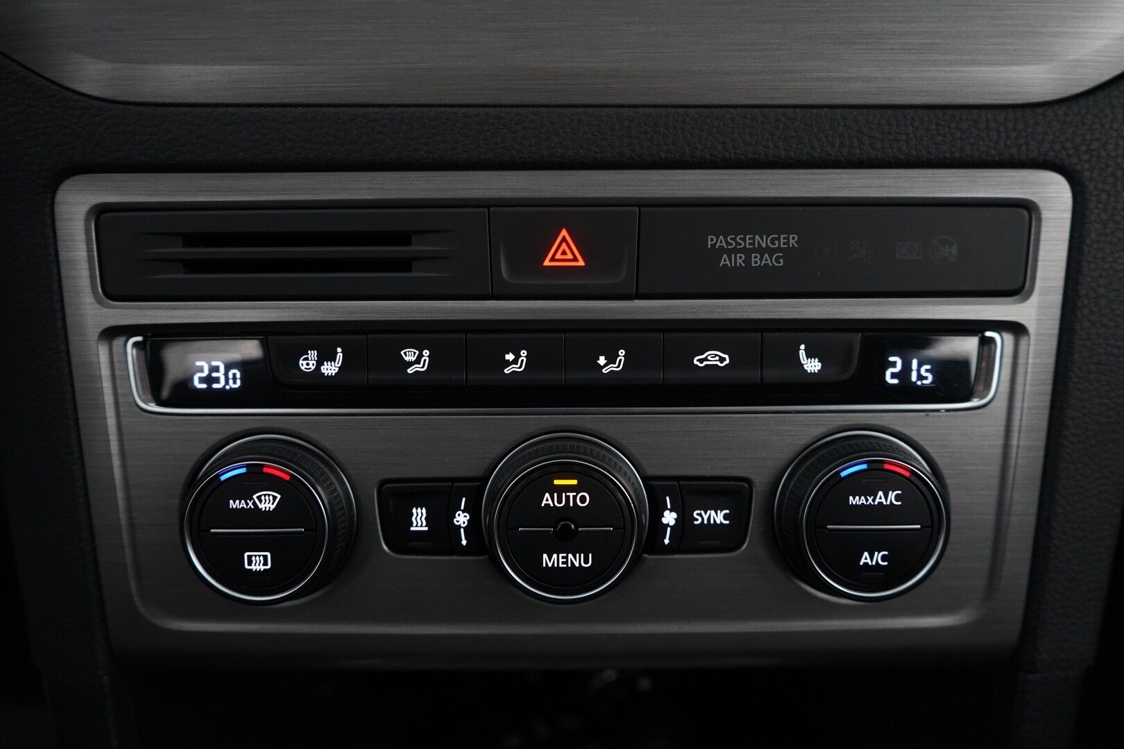 Volkswagen Golf Sportsvan 2015 1.2 TSI Comfortline 63 kW (85 hv) BlueMotion Technology *Webasto / Tutkat / Ratinlämmitin / Keylessgo / Vakkari* - KATSO KAMPANJAHINTA!! / Suomi-auto / Viimeisin huolto 123tkm / Kahdet vanteet / Seuraava katsastus 7.9.2026 - HULLUT BLACKWEEK JATKOT - KORKOTARJOUS 2,49%