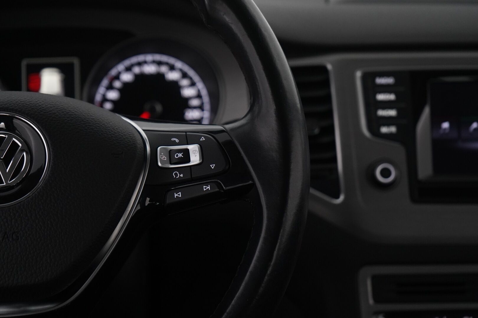 Volkswagen Golf Sportsvan 2015 1.2 TSI Comfortline 63 kW (85 hv) BlueMotion Technology *Webasto / Tutkat / Ratinlämmitin / Keylessgo / Vakkari* - KATSO KAMPANJAHINTA!! / Suomi-auto / Viimeisin huolto 123tkm / Kahdet vanteet / Seuraava katsastus 7.9.2026 - HULLUT BLACKWEEK JATKOT - KORKOTARJOUS 2,49%