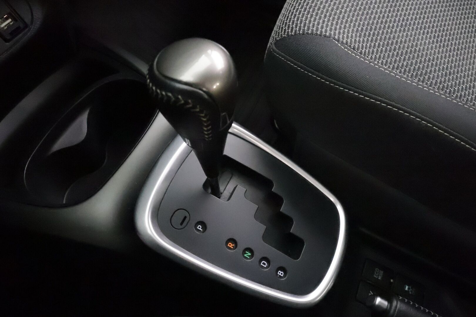 Toyota Yaris 2015 1,5 Hybrid Active 5ov * 1.Om Suomi-auto / Vakkari / P.kamera / Navi / Bluetooth * - Kahdet renkaat aluvanteilla / Merkkihuollettu / Juuri katsastettu - HULLUT JOULUT KORKOTARJOUS 2,49% 