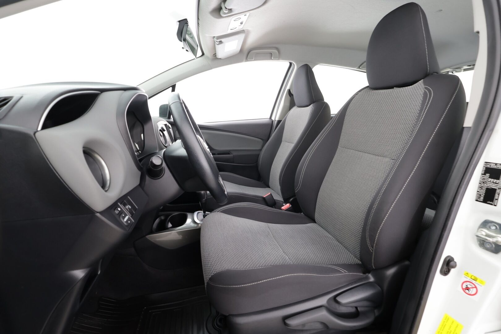 Toyota Yaris 2015 1,5 Hybrid Active 5ov * 1.Om Suomi-auto / Vakkari / P.kamera / Navi / Bluetooth * - Kahdet renkaat aluvanteilla / Merkkihuollettu / Juuri katsastettu - HULLUT JOULUT KORKOTARJOUS 2,49% 