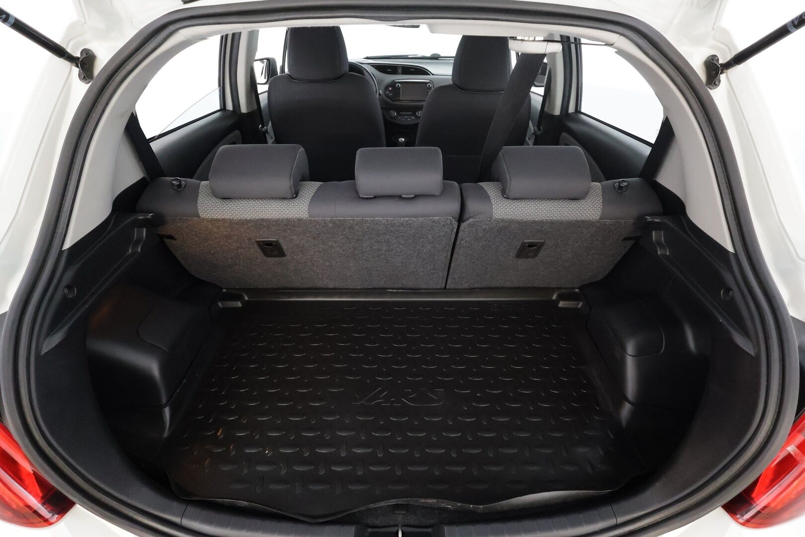 Toyota Yaris 2015 1,5 Hybrid Active 5ov * 1.Om Suomi-auto / Vakkari / P.kamera / Navi / Bluetooth * - Kahdet renkaat aluvanteilla / Merkkihuollettu / Juuri katsastettu - HULLUT JOULUT KORKOTARJOUS 2,49% 