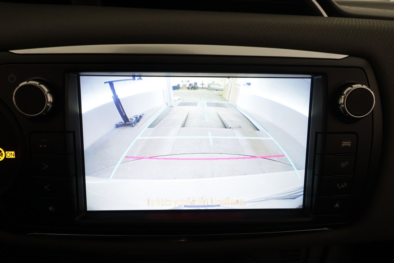 Toyota Yaris 2015 1,5 Hybrid Active 5ov * 1.Om Suomi-auto / Vakkari / P.kamera / Navi / Bluetooth * - Kahdet renkaat aluvanteilla / Merkkihuollettu / Juuri katsastettu - HULLUT JOULUT KORKOTARJOUS 2,49% 