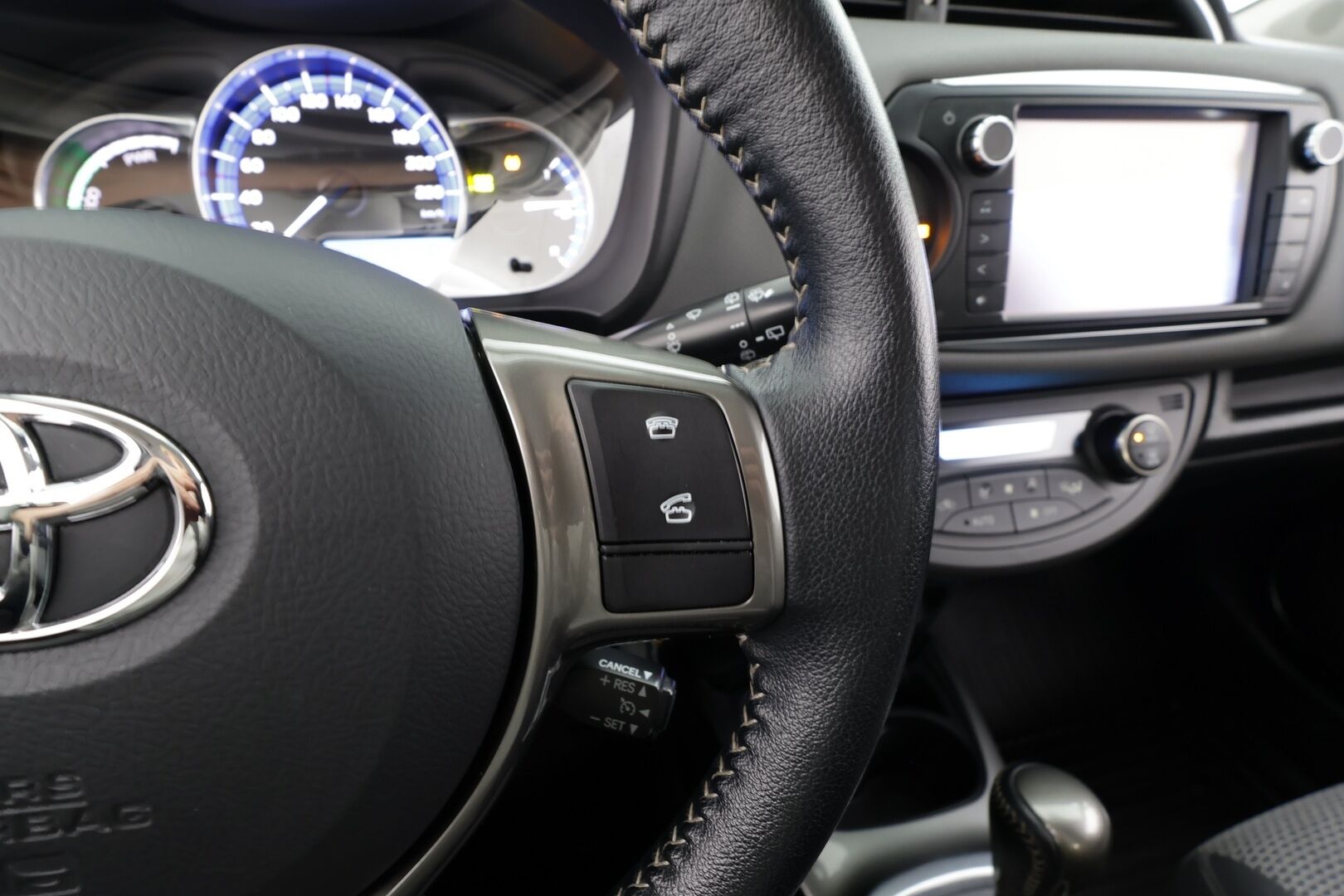 Toyota Yaris 2015 1,5 Hybrid Active 5ov * 1.Om Suomi-auto / Vakkari / P.kamera / Navi / Bluetooth * - Kahdet renkaat aluvanteilla / Merkkihuollettu / Juuri katsastettu - HULLUT JOULUT KORKOTARJOUS 2,49% 