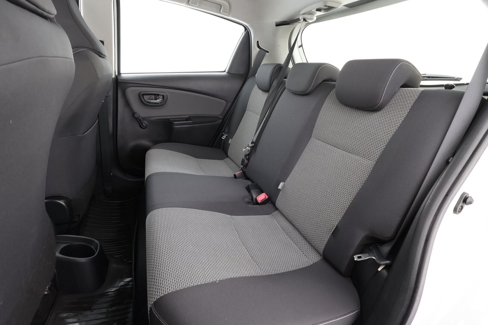 Toyota Yaris 2015 1,5 Hybrid Active 5ov * 1.Om Suomi-auto / Vakkari / P.kamera / Navi / Bluetooth * - Kahdet renkaat aluvanteilla / Merkkihuollettu / Juuri katsastettu - HULLUT JOULUT KORKOTARJOUS 2,49% 