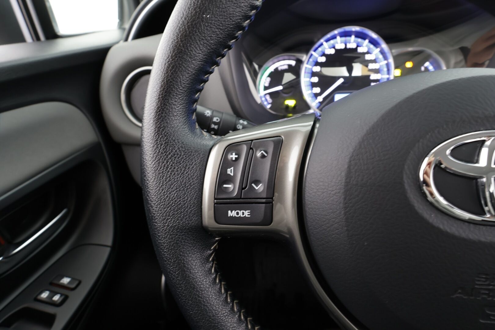 Toyota Yaris 2015 1,5 Hybrid Active 5ov * 1.Om Suomi-auto / Vakkari / P.kamera / Navi / Bluetooth * - Kahdet renkaat aluvanteilla / Merkkihuollettu / Juuri katsastettu - HULLUT JOULUT KORKOTARJOUS 2,49% 