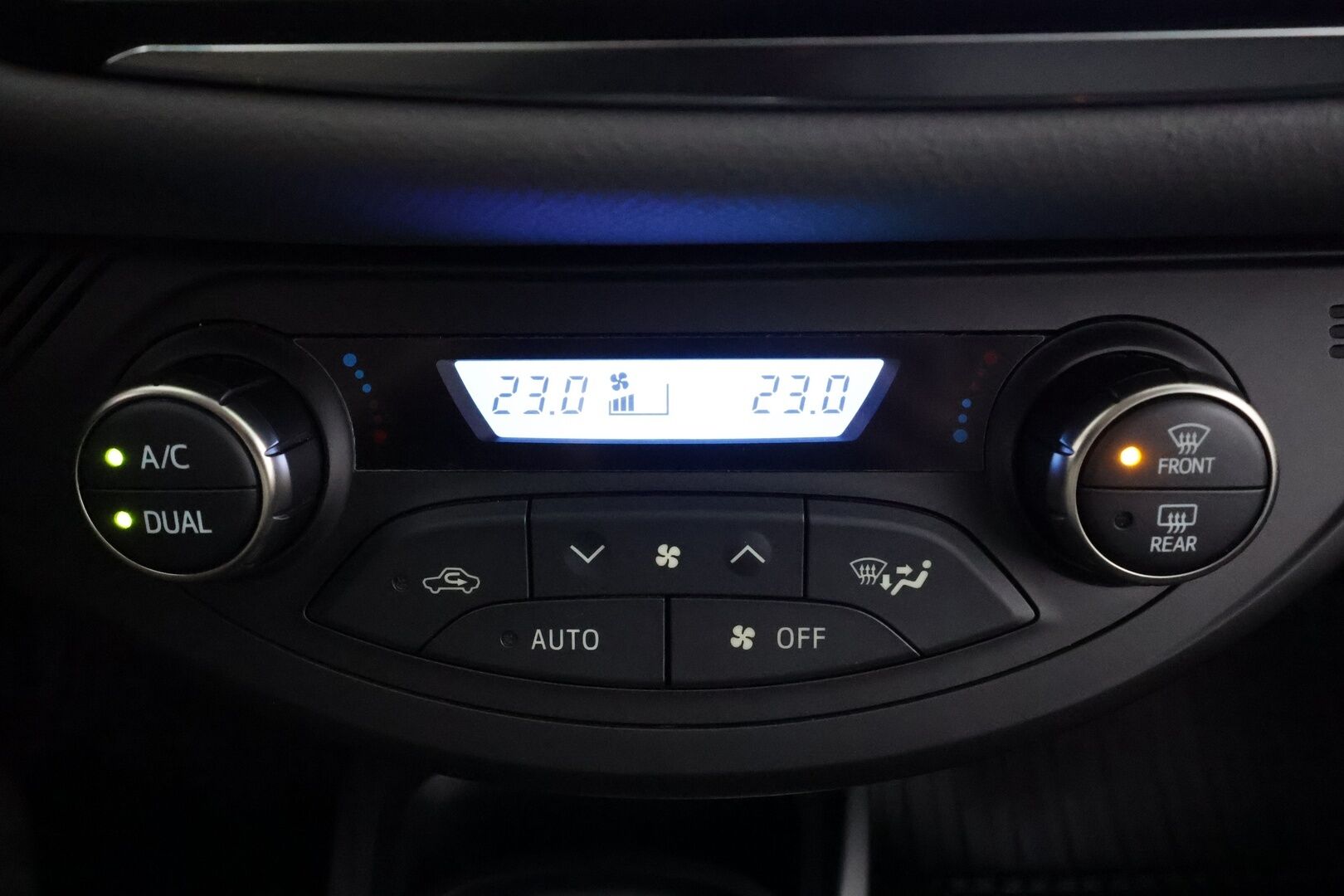 Toyota Yaris 2015 1,5 Hybrid Active 5ov * 1.Om Suomi-auto / Vakkari / P.kamera / Navi / Bluetooth * - Kahdet renkaat aluvanteilla / Merkkihuollettu / Juuri katsastettu - HULLUT JOULUT KORKOTARJOUS 2,49% 