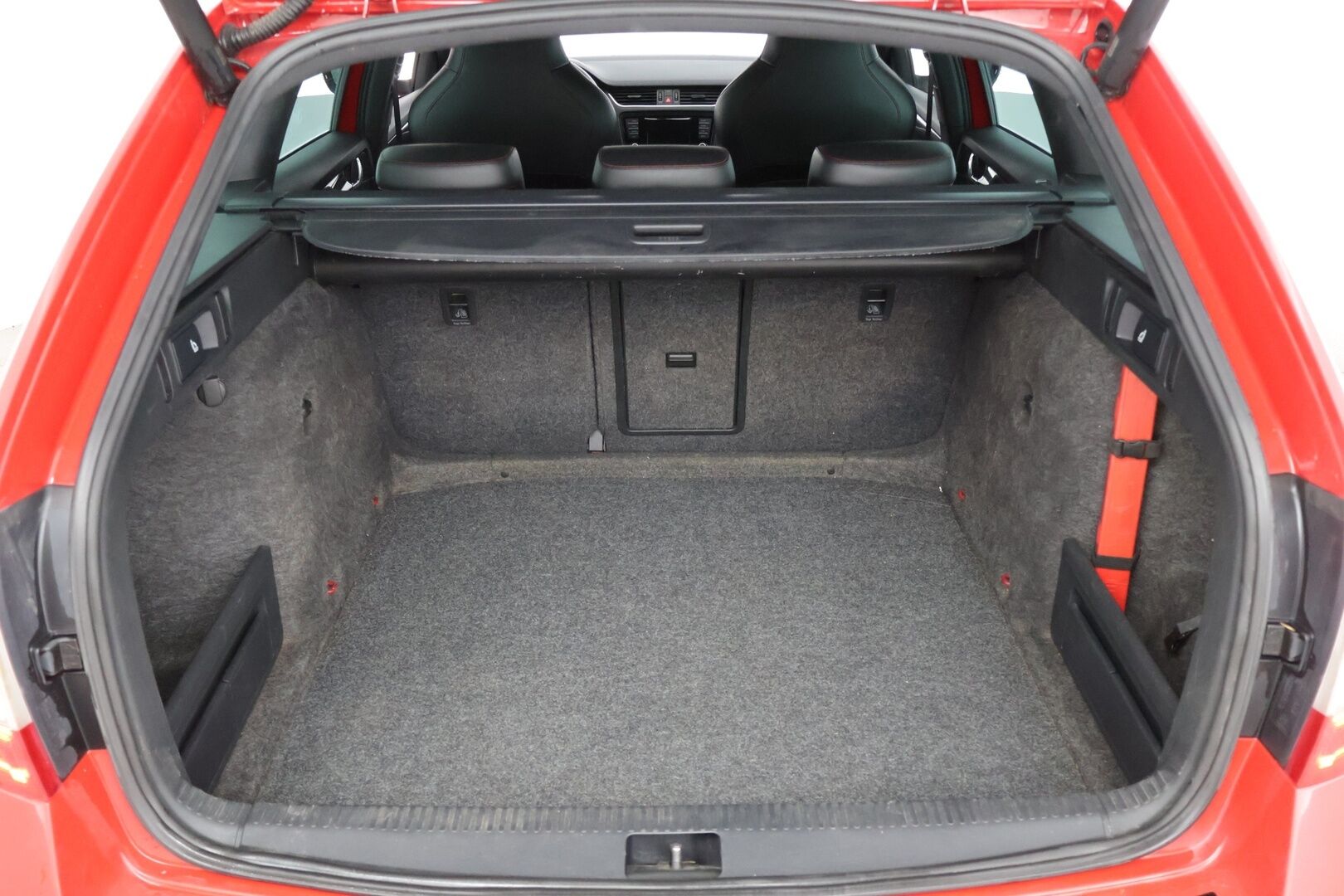 Skoda Octavia 2015 Combi 2,0 TSI RS DSG Autom. * / Adapt. vakkari / Sähkökontti / Suomi-auto / Webasto / * - Todella näyttävä webastollinen suomi - RS! 