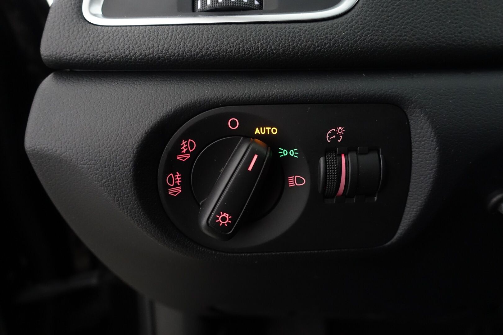 Audi Q3 2014 Business II 2,0 TDI 103 kW quattro S tronic - | Sporttipenkit | Koukku | Xenon | P.tutkat | Bluetooth | Sähk. takaluukku | Vakkari | Aut. ilmastointi | 2x renkaat aluin | Suomiauto | 