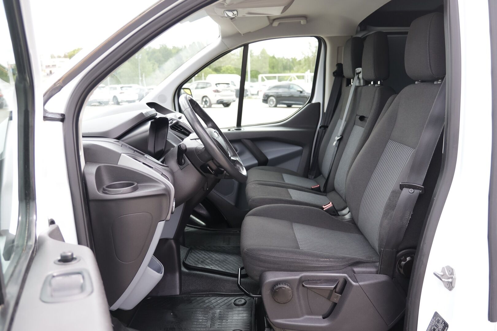 Ford Transit Custom 2014 310 2,2TDCi 100 hv Trend M6 Van N1 L2H2 FWD - | Webasto! | Koukku! | Parketti-Lattia! | 2x Renkaat! | Huippu Yksillö! |