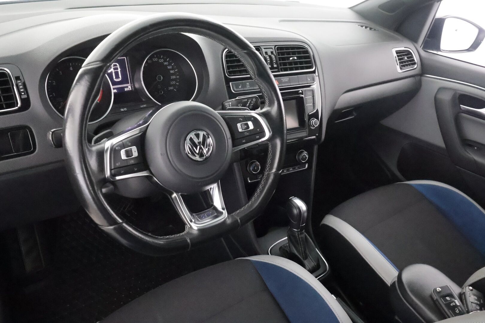 Volkswagen Polo 2015 BlueGT 1,4 TSI 110 kW (150 hv) ACT DSG-automaatti 4-ovinen - | Lasikattoluukku | Lohko&Sisätilanlämmitin | Xenon | Vakkari | Bluetooth | Penkinlämmittimet | Suomi-auto | 