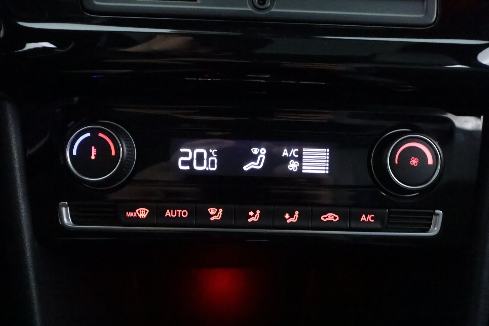 Volkswagen Polo 2015 BlueGT 1,4 TSI 110 kW (150 hv) ACT DSG-automaatti 4-ovinen - | Lasikattoluukku | Lohko&Sisätilanlämmitin | Xenon | Vakkari | Bluetooth | Penkinlämmittimet | Suomi-auto | 