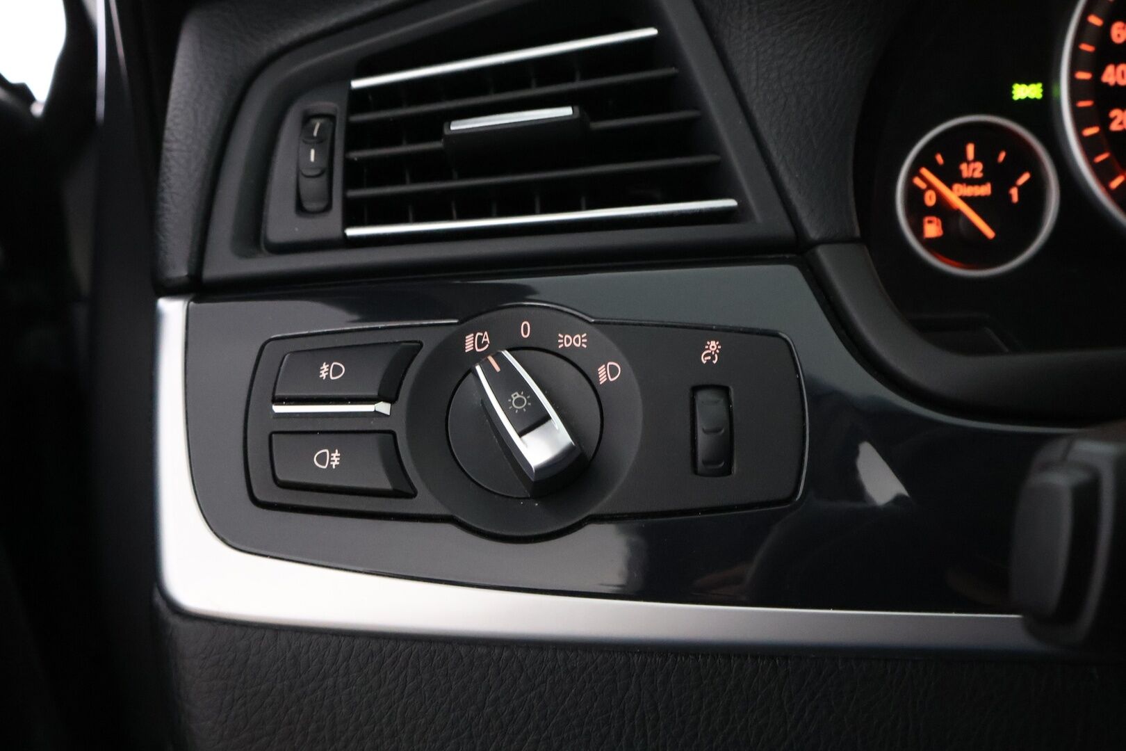 BMW 520 2011 TwinPower Turbo A F10 Sedan Luxury Automatic - Webasto / Nelipyöräohjaus / HiFi / Professional Navi / Muistipenkki / Sporttipenkit / Poikkeukselliset Varusteet!