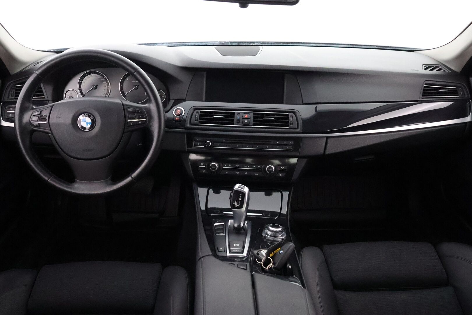 BMW 520 2011 TwinPower Turbo A F10 Sedan Luxury Automatic - Webasto / Nelipyöräohjaus / HiFi / Professional Navi / Muistipenkki / Sporttipenkit / Poikkeukselliset Varusteet!