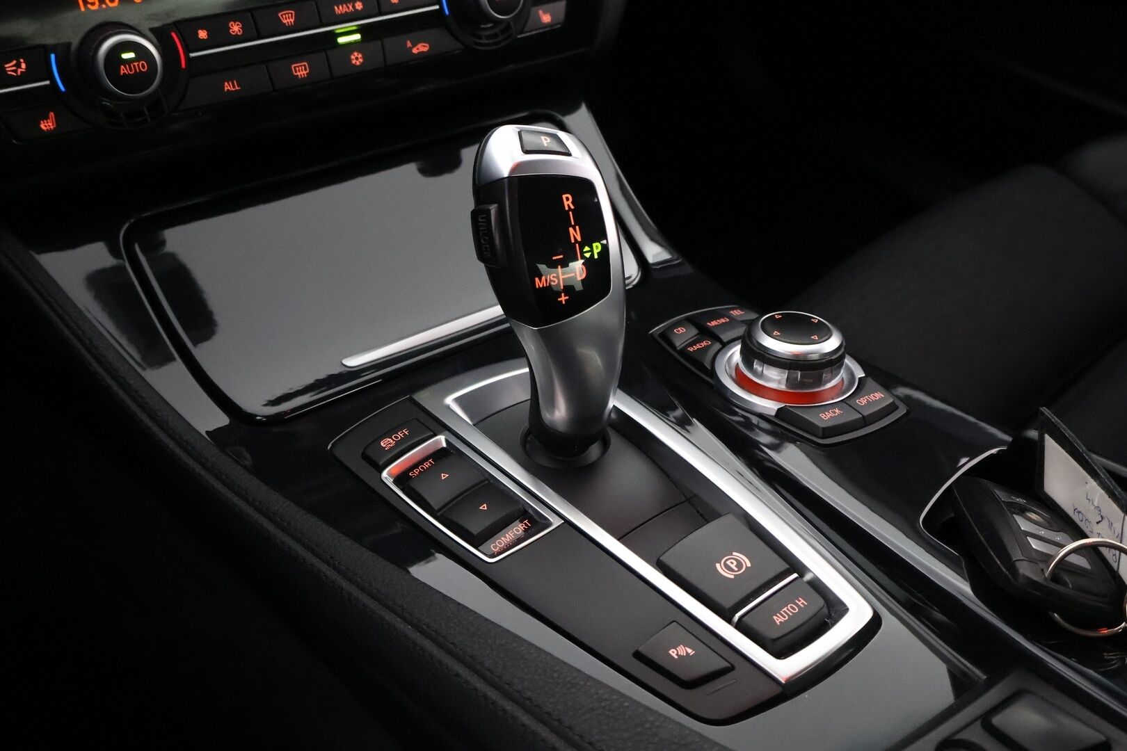 BMW 520 2011 TwinPower Turbo A F10 Sedan Luxury Automatic - Webasto / Nelipyöräohjaus / HiFi / Professional Navi / Muistipenkki / Sporttipenkit / Poikkeukselliset Varusteet!