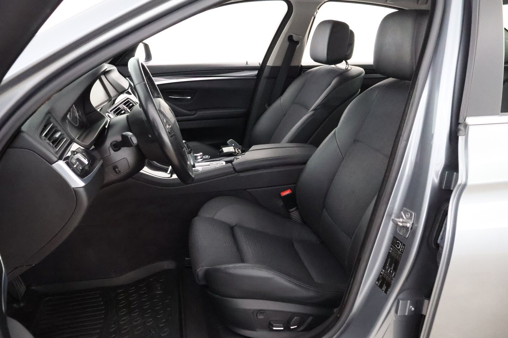 BMW 520 2011 TwinPower Turbo A F10 Sedan Luxury Automatic - Webasto / Nelipyöräohjaus / HiFi / Professional Navi / Muistipenkki / Sporttipenkit / Poikkeukselliset Varusteet!