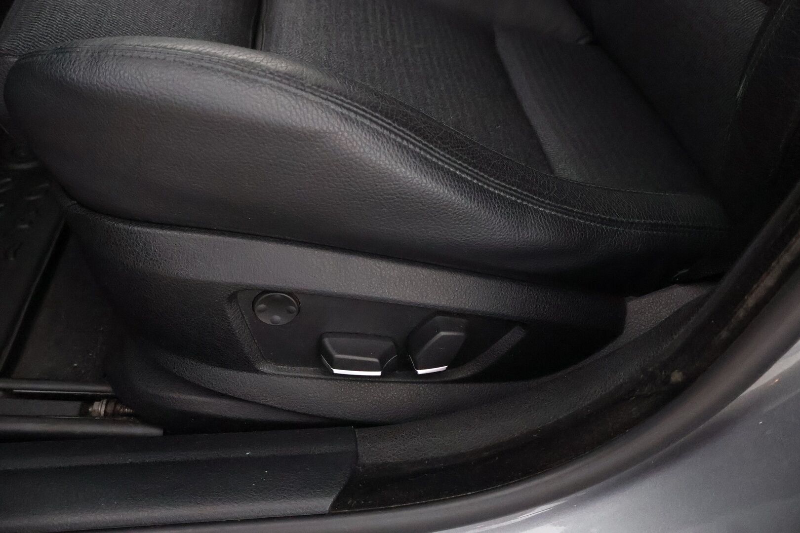 BMW 520 2011 TwinPower Turbo A F10 Sedan Luxury Automatic - Webasto / Nelipyöräohjaus / HiFi / Professional Navi / Muistipenkki / Sporttipenkit / Poikkeukselliset Varusteet!