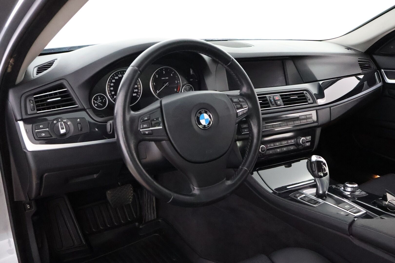 BMW 520 2011 TwinPower Turbo A F10 Sedan Luxury Automatic - Webasto / Nelipyöräohjaus / HiFi / Professional Navi / Muistipenkki / Sporttipenkit / Poikkeukselliset Varusteet!