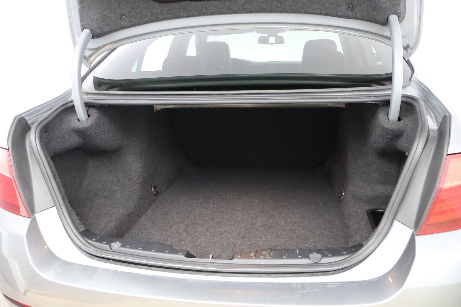 BMW 520 2011 d aut TwinPower Turbo F10 Sedan - Webasto / Nelipyöräohjaus / HiFi / Professional Navi / Muistipenkki / Sporttipenkit / Poikkeukselliset Varusteet!