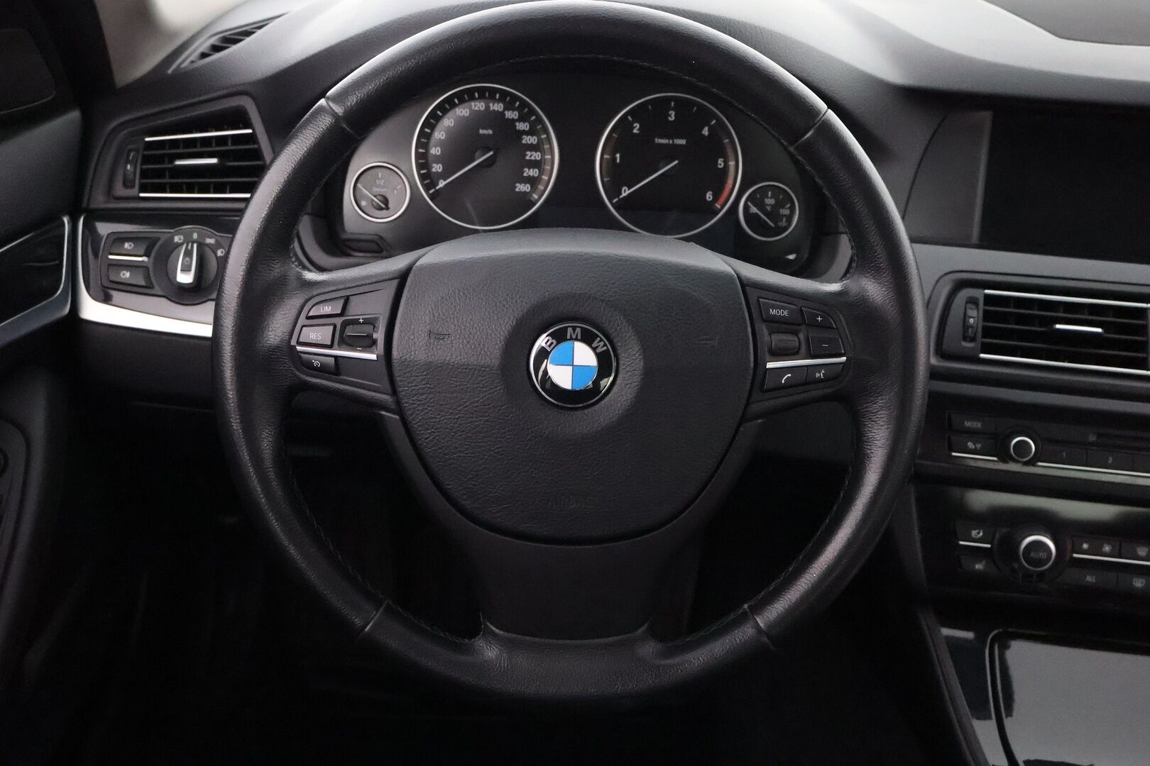 BMW 520 2011 TwinPower Turbo A F10 Sedan Luxury Automatic - Webasto / Nelipyöräohjaus / HiFi / Professional Navi / Muistipenkki / Sporttipenkit / Poikkeukselliset Varusteet!
