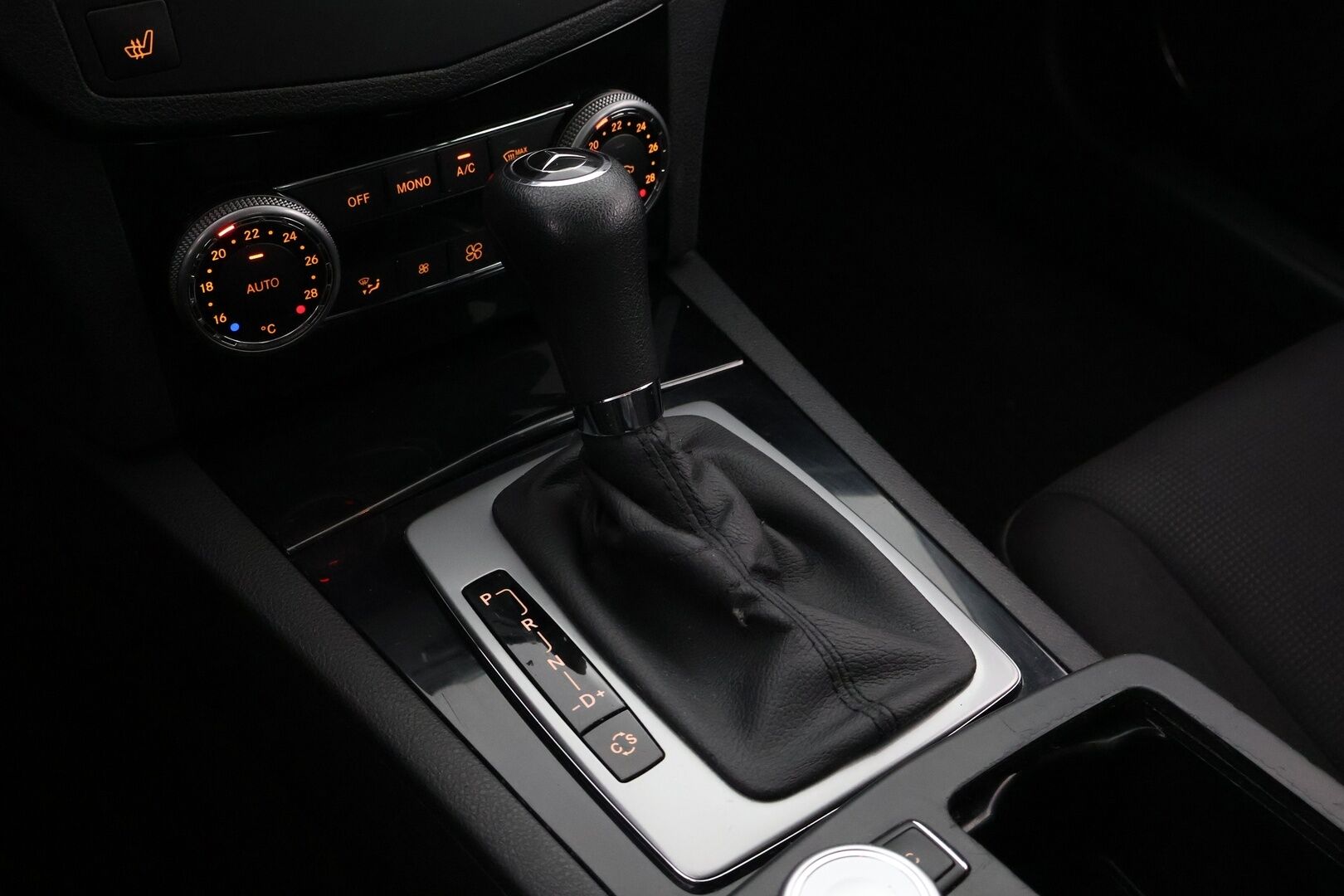 Mercedes-Benz C 2009 200 CDI T Avantgarde * Vakkari / Xenon / Lohko & Sisäpistoke / Vetokoukku * - Harvinaisen siisti / 2x Fiksut renkaat alkuperäisvantein / Juuri tullut Tampereelle!