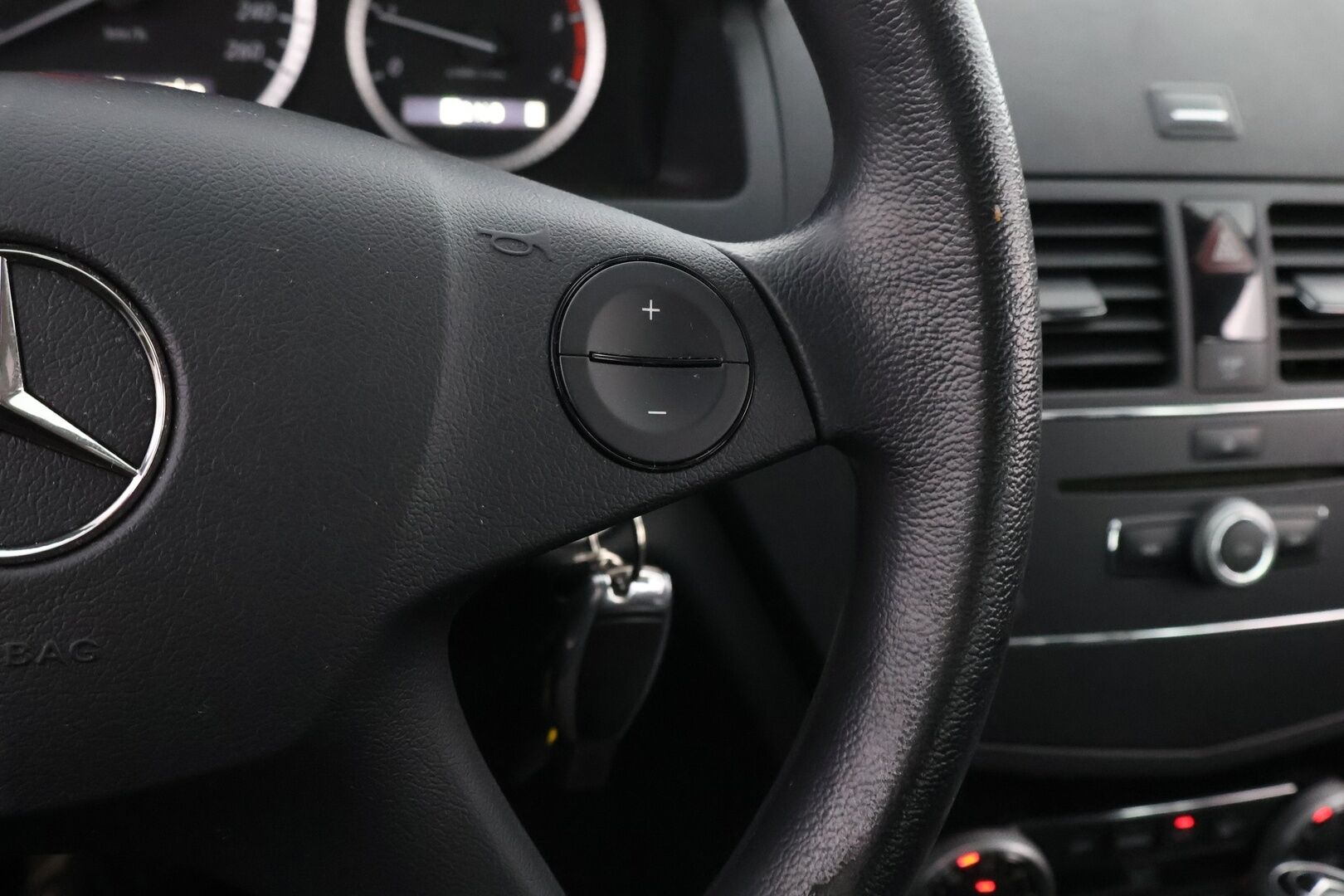 Mercedes-Benz C 2009 200 CDI T Avantgarde * Vakkari / Xenon / Lohko & Sisäpistoke / Vetokoukku * - Harvinaisen siisti / 2x Fiksut renkaat alkuperäisvantein / Juuri tullut Tampereelle!