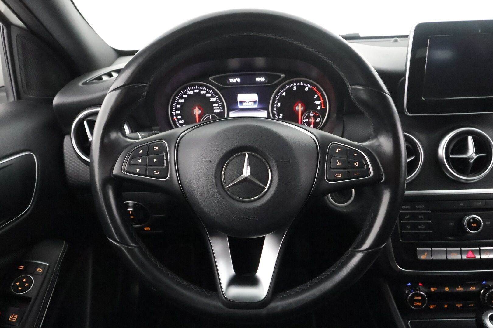 Mercedes-Benz A 2016 160 Premium Business Style Package - | Facelift | Sporttipenkit | Puolinahat | LED | IHC | P.kamera | Dynamic Select | Bluetooth | Törmäyksenestoavustin | 2x renkaat aluin | 