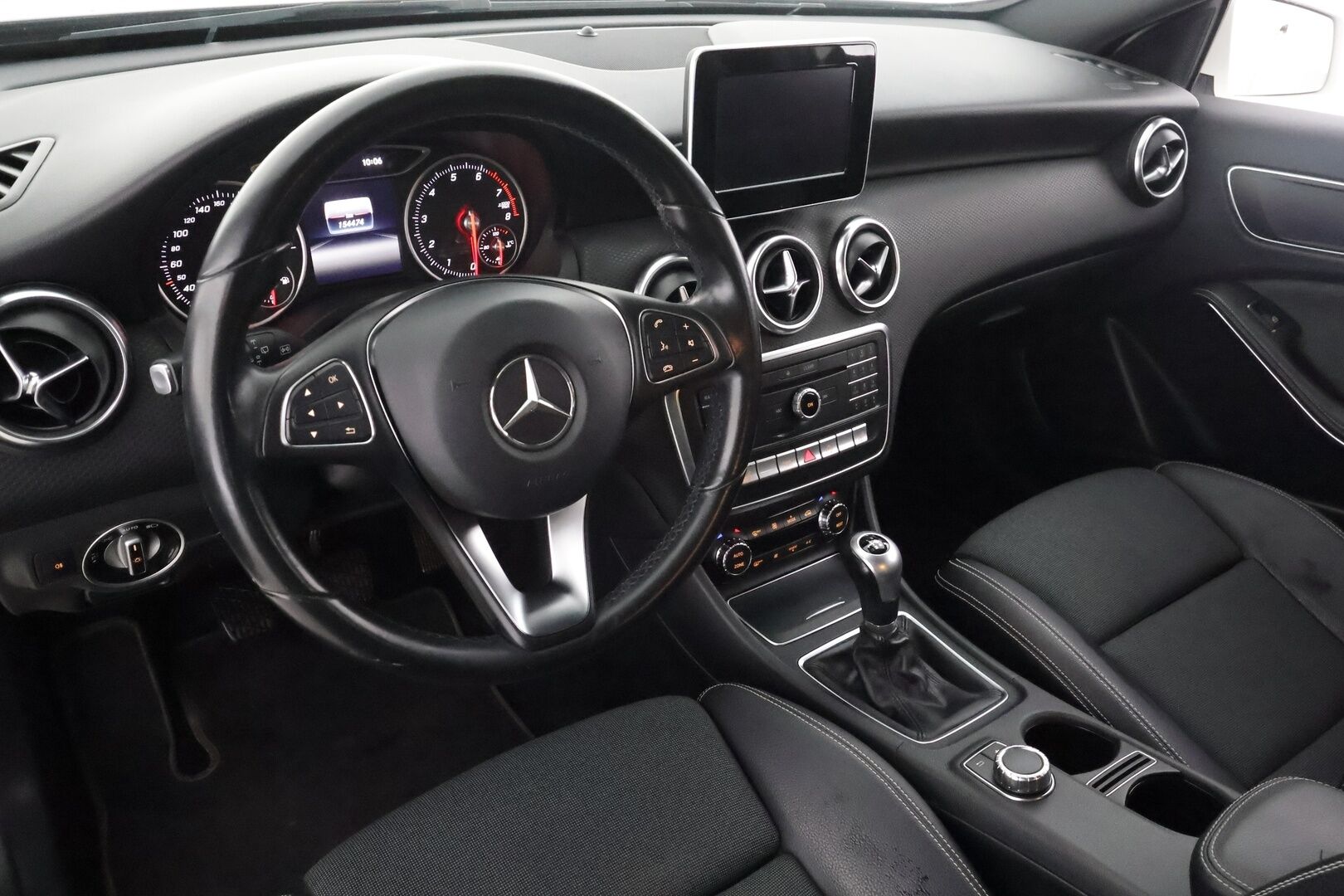 Mercedes-Benz A 2016 160 Premium Business Style Package - | Facelift | Sporttipenkit | Puolinahat | LED | IHC | P.kamera | Dynamic Select | Bluetooth | Törmäyksenestoavustin | 2x renkaat aluin | 