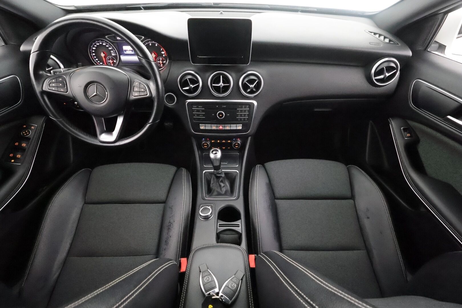 Mercedes-Benz A 2016 160 Premium Business Style Package - | Facelift | Sporttipenkit | Puolinahat | LED | IHC | P.kamera | Dynamic Select | Bluetooth | Törmäyksenestoavustin | 2x renkaat aluin | 