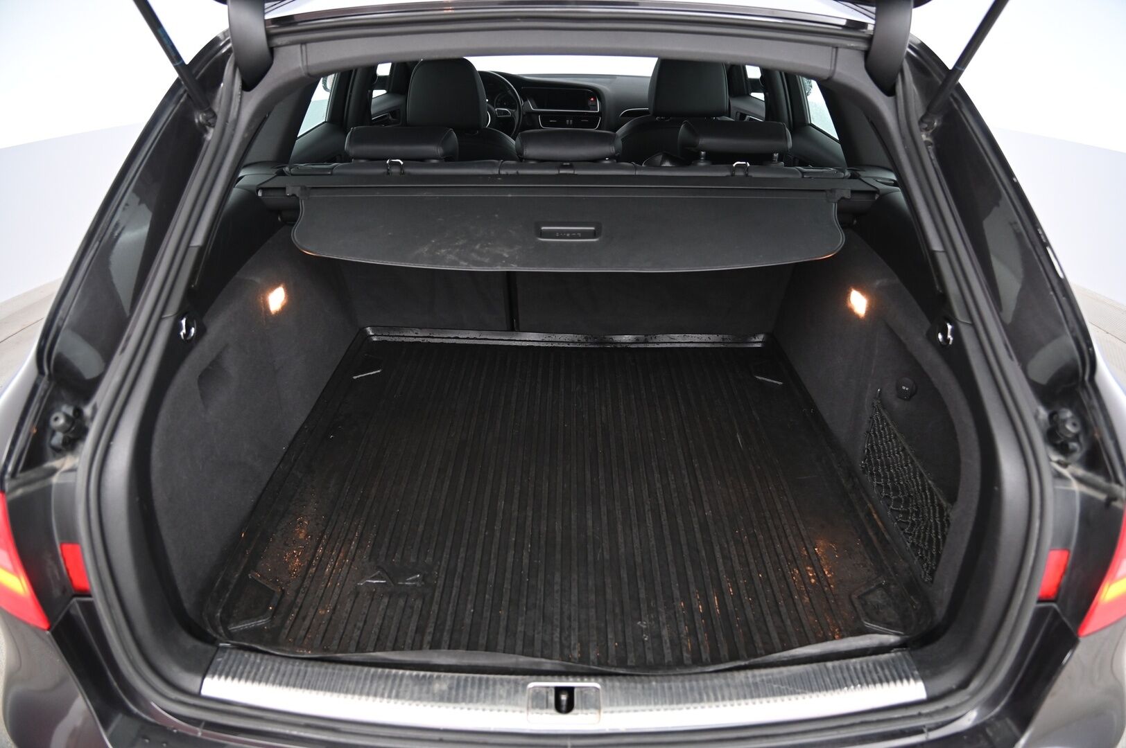 Audi A4 2015 Avant Land of quattro Edition 2,0 TDI 140 kW quattro S tronic * Webasto / Sport-penkit / Sähköluukku / Tutkat ** - Flat bottom / Urheiluistuimet / vakionopeudensäädin / Audi Sound System / Xenon - HULLUT AVAJAISHULINAT KORKOTARJOUS 3,29 %