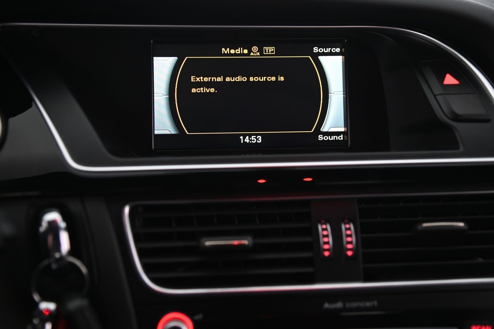 Audi A4 2015 Avant Land of quattro Edition 2,0 TDI 140 kW quattro S tronic * Webasto / Sport-penkit / Sähköluukku / Tutkat ** - Urheiluistuimet / vakionopeudensäädin / Audi Sound System / Xenon 