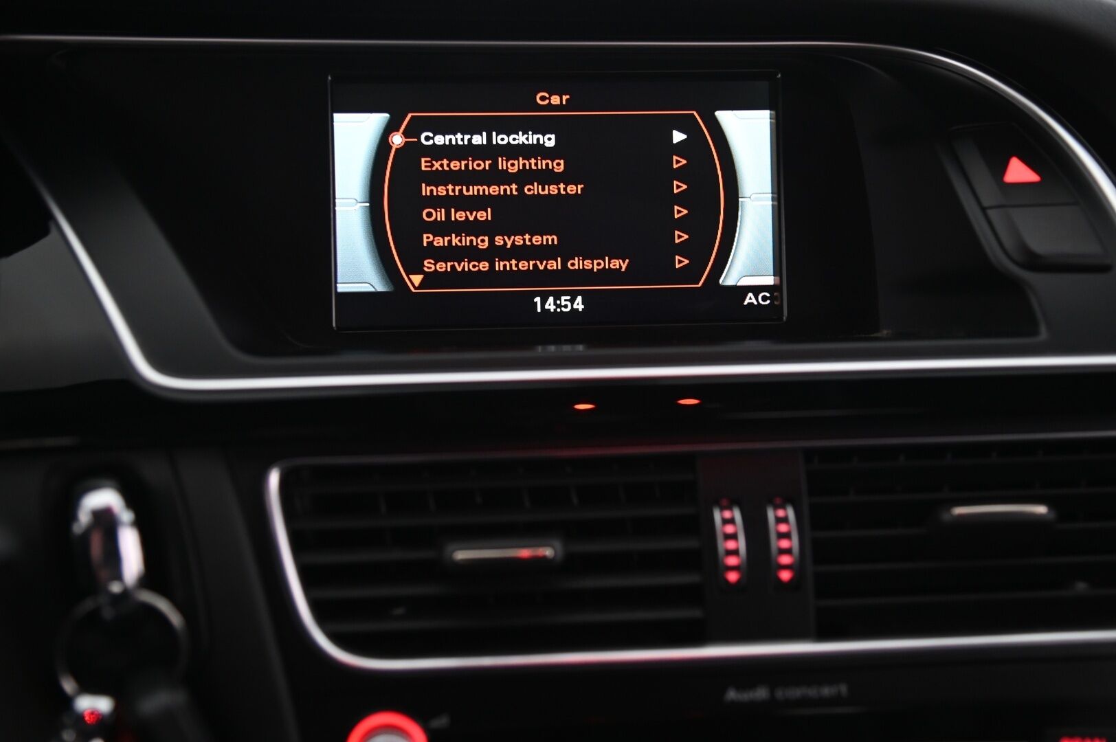 Audi A4 2015 Avant Land of quattro Edition 2,0 TDI 140 kW quattro S tronic * Webasto / Sport-penkit / Sähköluukku / Tutkat ** - Flat bottom / Urheiluistuimet / vakionopeudensäädin / Audi Sound System / Xenon - HULLUT AVAJAISHULINAT KORKOTARJOUS 3,29 %