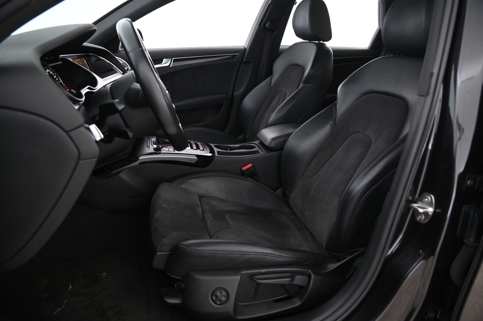 Audi A4 2015 Avant Land of quattro Edition 2,0 TDI 140 kW quattro S tronic * Webasto / Sport-penkit / Sähköluukku / Tutkat ** - Flat bottom / Urheiluistuimet / vakionopeudensäädin / Audi Sound System / Xenon - HULLUT AVAJAISHULINAT KORKOTARJOUS 3,29 %