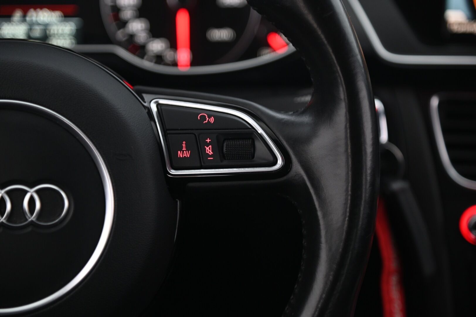 Audi A4 2015 Avant Land of quattro Edition 2,0 TDI 140 kW quattro S tronic * Webasto / Sport-penkit / Sähköluukku / Tutkat ** - Flat bottom / Urheiluistuimet / vakionopeudensäädin / Audi Sound System / Xenon - HULLUT AVAJAISHULINAT KORKOTARJOUS 3,29 %