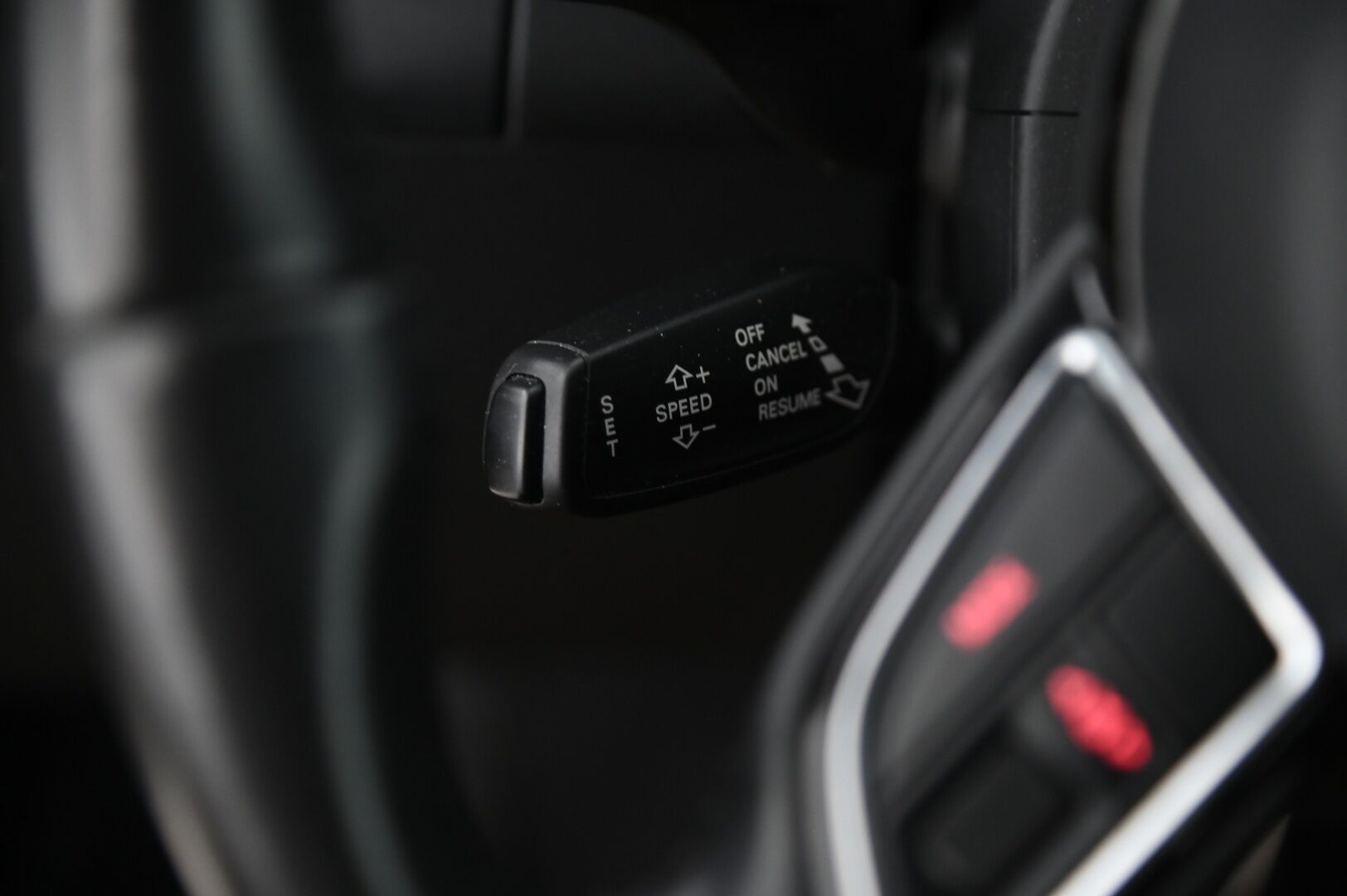 Audi A4 2015 Avant Land of quattro Edition 2,0 TDI 140 kW quattro S tronic * Webasto / Sport-penkit / Sähköluukku / Tutkat ** - Urheiluistuimet / vakionopeudensäädin / Audi Sound System / Xenon 