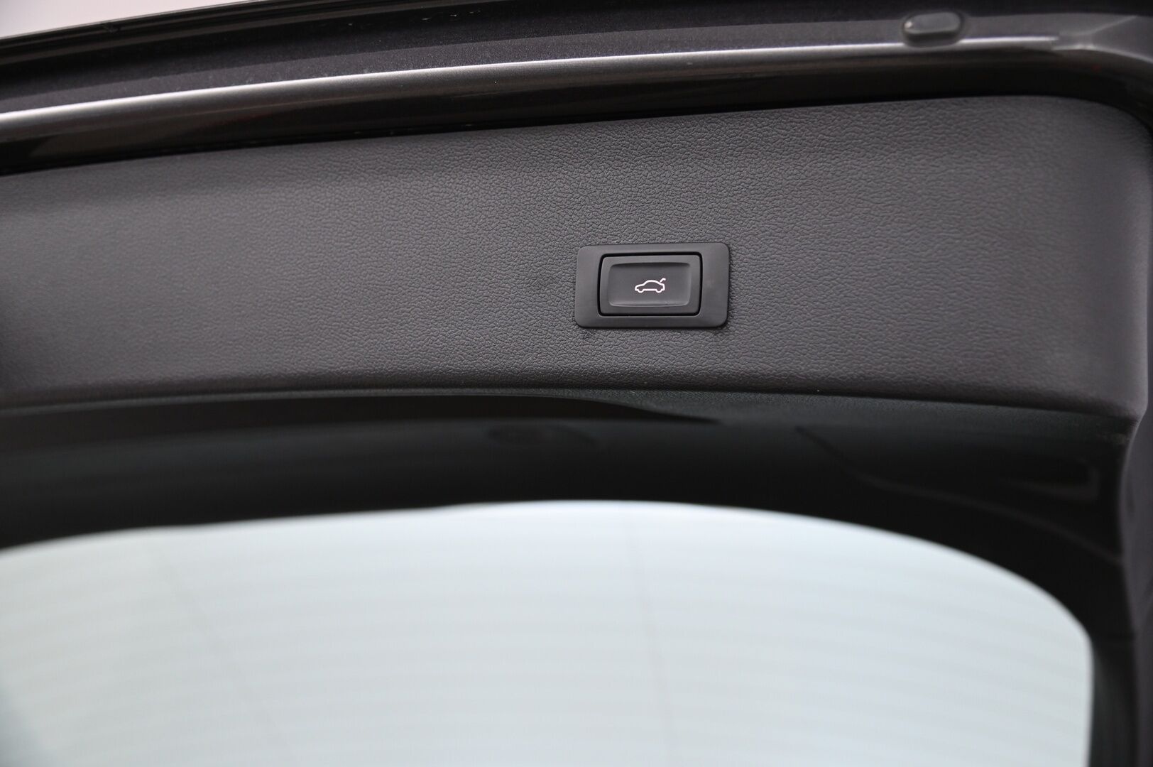 Audi A4 2015 Avant Land of quattro Edition 2,0 TDI 140 kW quattro S tronic * Webasto / Sport-penkit / Sähköluukku / Tutkat ** - Urheiluistuimet / vakionopeudensäädin / Audi Sound System / Xenon 