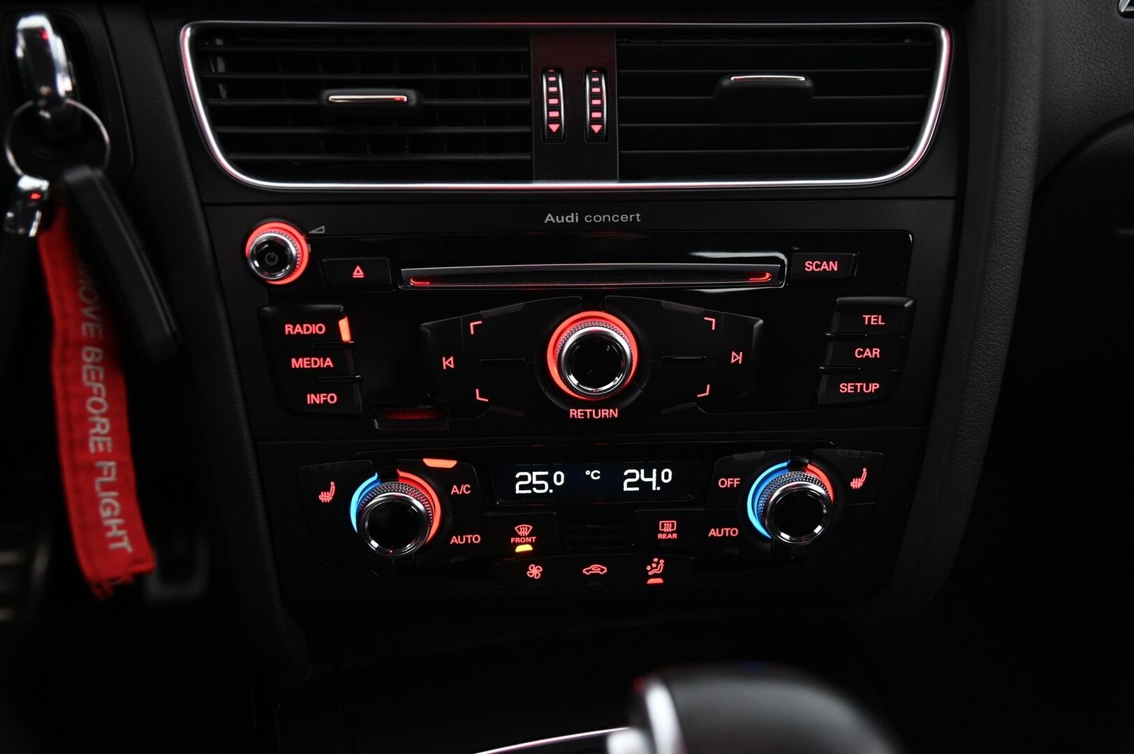 Audi A4 2015 Avant Land of quattro Edition 2,0 TDI 140 kW quattro S tronic * Webasto / Sport-penkit / Sähköluukku / Tutkat ** - Urheiluistuimet / vakionopeudensäädin / Audi Sound System / Xenon 